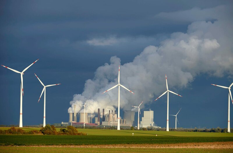 Bis 2038 gehen die Braunkohlekraftwerke vom Netz. Bis dahin braucht es Erneuerbare Alternativen. – Bild: ZDF und MDR/​Thomas Meyer.