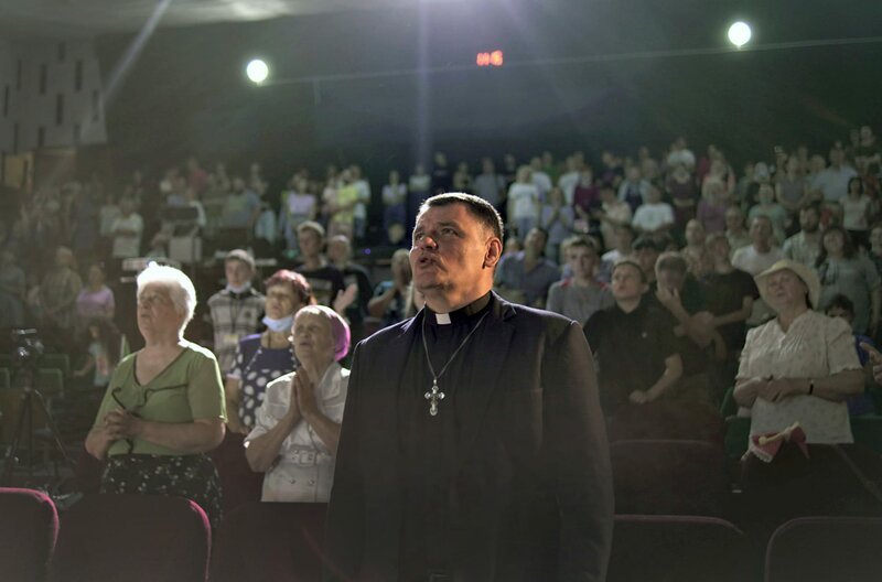 Der Pastor Gennadiy Mokhnenko singt in seiner Kirche zusammen mit den anderen Kirchenmitgliedern. – Bild: arte