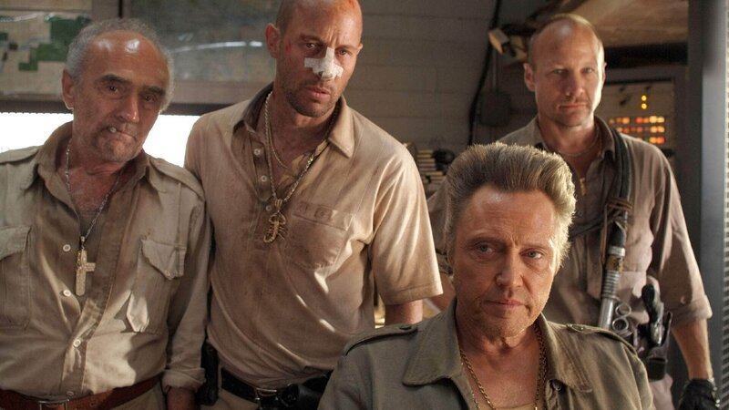 Der bösartige Großgrundbesitzer Hatcher (Christopher Walken, 2.v.r.) hat es auf Eindringlinge im Amazonas-Gebiet abgesehen. – Bild: RTL / Universal City Studios Die Verwendung des Materials von RTL Deutschland ist nur zur redaktionellen Berichterstattung im Zusammenhang mit der Sendung unter Angabe der Credits/Quellenangabe und Be Der bösartige Großgrundbesitzer Hatcher (Christopher Walken, 2.v.r.) hat es auf Eindringlinge im Amazonas-Gebiet abgesehen. – Bild: RTL / Universal City Studios Die Verwendung des Materials von RTL Deutschland ist nur zur redaktionellen Berichterstattung im Zusammenhang mit der Sendung unter Angabe der Credits/Quellenangabe und Be