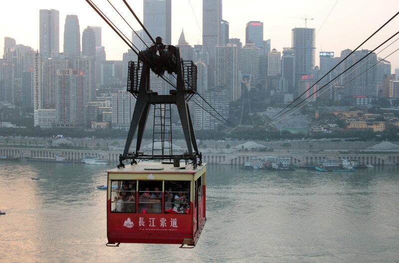 Millionenstadt Chongqing. Mit der Seilbahn über den Jangtse-Fluss. – Bild: BR, phoenix, ARD Studio Peking /​ ARD Studio Peking/​BR/​phoenix