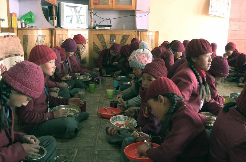 Da die Eltern von Wangmo wenig Geld haben, musste sie früh anfangen zu arbeiten und ist in der Schule zwei Jahre hinter ihrer Altersgruppe. – Bild: ARTE France /​ © Kbs Media /​ © Kbs Media