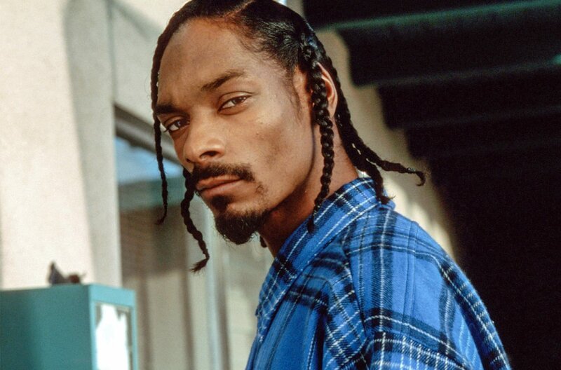 Snoop Dogg ist eine Ikone. Ein Gangsta-Rapper, der mal gefährlich und mal putzig sein kann. Die Dokumentation offenbart ihn als amerikanisches Phänomen durch und durch. – Bild: BTV /​ © BTV/​picture alliance