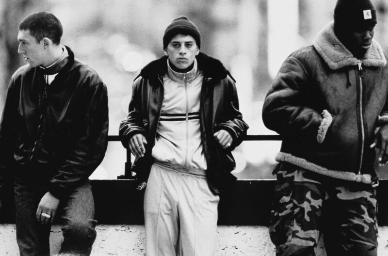 Die drei Freunde Vinz (Vincent Cassel, li.), Saïd (Saïd Taghmaoui, Mi.) und Hubert (Hubert Koundé, re.) aus der Pariser Sozialbausiedlung Cité des Muguets – Bild: Le Pacte / © Le Pacte Die drei Freunde Vinz (Vincent Cassel, li.), Saïd (Saïd Taghmaoui, Mi.) und Hubert (Hubert Koundé, re.) aus der Pariser Sozialbausiedlung Cité des Muguets – Bild: Le Pacte / © Le Pacte