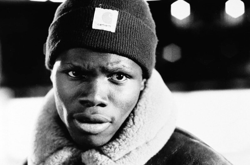 Hubert (Hubert Koundé) ist der Einzige, der glaubt, die Probleme der Banlieu friedlich lösen zu können. – Bild: Le Pacte /​ © Le Pacte