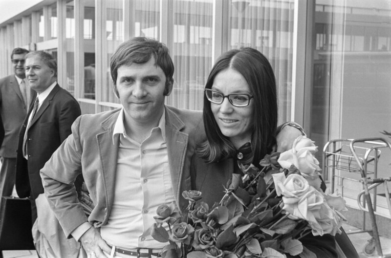 Nana Mouskouri mit ihrem damaligen Ehemann und Vater ihrer beiden Kinder, Georgios Petsilas. Von dem Kapellmeister, Komponisten und Gitarristen ihrer Begleitband ließ sie sich im Jahr 1976 scheiden. – Bild: arte