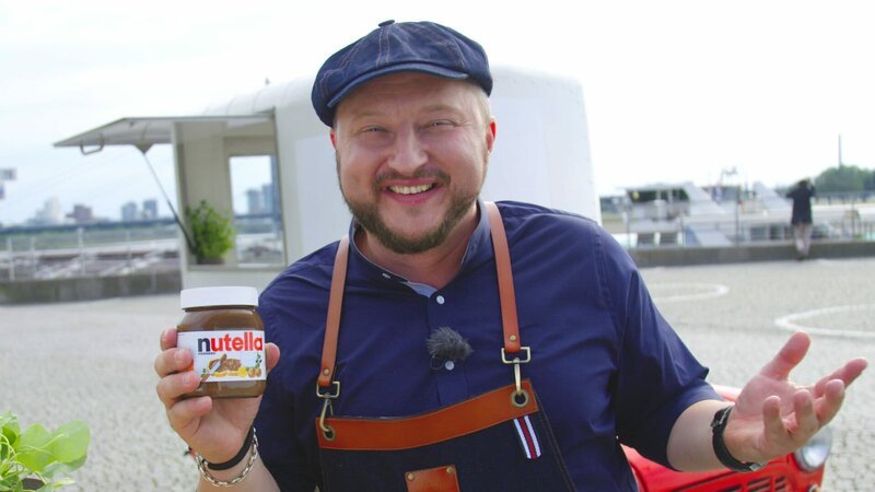 Produktentwickler Sebastian Lege deckt auf, wie Ferrero die Verbraucher manipuliert. Er erklärt die geheimen Rezepturen, lüftet die Tricks im Marketing und geht dem Geheimnis der Piemont-Kirsche in Mon Chéri auf den Grund. – Bild: ZDF und Lars Döring./​Lars Döring