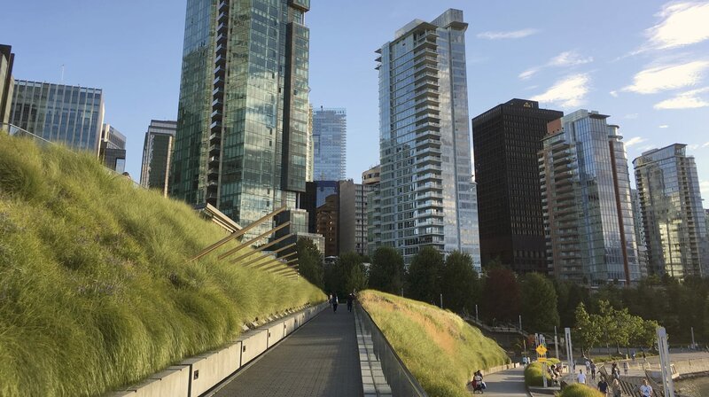 Die Uferpromenade führt rund um die Innenstadt Vancouvers. – Bild: BR/SWR/Christian Stiefenhofer Die Uferpromenade führt rund um die Innenstadt Vancouvers. – Bild: BR/SWR/Christian Stiefenhofer