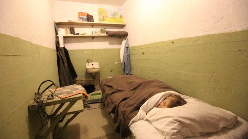 Alcatraz war berüchtigt, weil kein Häftling je aus dem Insel-Gefängnis entkommen konnte. Drei Insassen, Clarence Anglin, John Anglin und Frank Morris, gruben Löcher hinter dem Lüftungsschacht ihrer Zellen. Ein Floß aus Regenmänteln und Köpfe aus Toilettenpapier Die Männer bauten ein aufblasbares Floß aus Regenmänteln und bastelten Köpfe aus Gips. – Bild: MG RTL D /​ NG