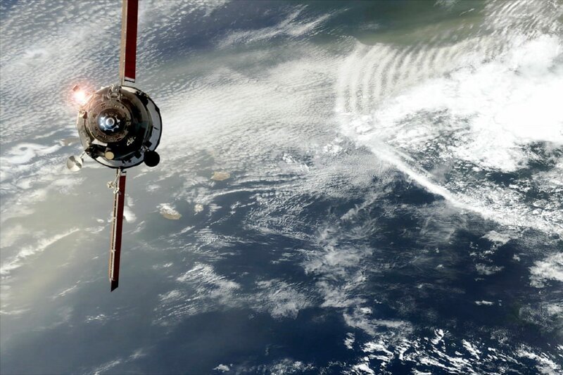 Jedes Jahr schießen wir Hunderte von Satelliten in den Weltraum. Sie umkreisen unsere Erde mit über 28.000 Kilometern pro Stunde. – Bild: ZDF und Raid Production./​Raid Production