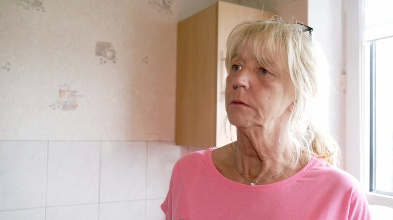Die Altenpflegerin Claudia Meier lebt seit Monaten mit Schimmel an ihren Wänden. Sie möchte gerne in eine andere Wohnung ziehen, aber alle Appelle an die Hausverwaltung waren bisher vergeblich. – Bild: WDR