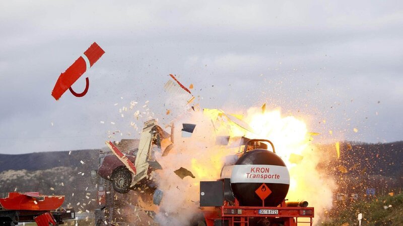 Auf der Flucht vor den Autobahnpolizisten heben die Gangster mit ihrem Wagen ab und landen in einem Tanklaster, der sofort explodiert … – Bild: TVNOW /​ Guido Engels Die Verwendung des RTL-Bildmaterials ist nur zur redaktionellen Berichterstattung im Zusammenhang mit der jeweiligen Sendung unter Angabe der Credits/​Quellenangabe und Beachtung d