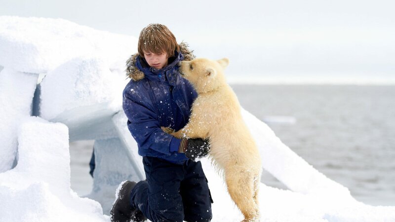Luke (Dakota Goyo) und sein neuer Freund, das Eisbären-Junge Pisu, sind auf einer Eisscholle gestrandet. – Bild: ZDF und Allen Fraser/​Allen Fraser