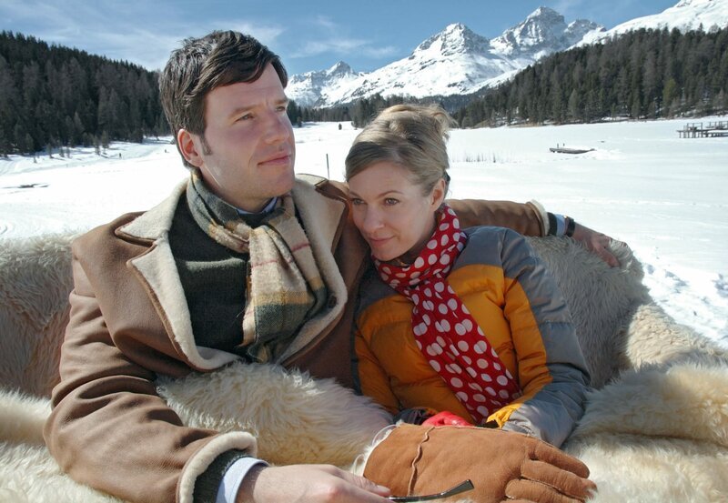 Juliane (Lisa Martinek) macht mit dem schweizerischen Arzt Jean (Tim Bergmann) eine romantische Schlittenfahrt. – Bild: MDR/​Degeto/​Duri Mayer