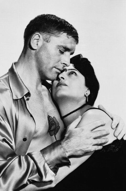 Serafina (Anna Magnani) mit Alvaro ( Burt Lancaster). Er will sich ihretwegen  wie früher ihr Rosario  eine Rose auf die Brust tätowieren lassen. Durch seine unbeschwerte Art hilft er ihr, das Leben wiederzuentdecken. – Bild: 2003 Paramount Pictures Corporation /​ © 2003 Paramount Pictures Corporation