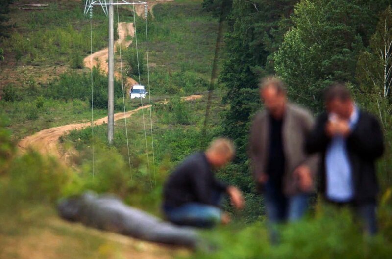 Eine Tatortbegehung im Wald, die darüber hinaus eine Auseinandersetzung mit der Gegenwart unserer Gesellschaft ist – Bild: Laurynas Bareisa /​ © Laurynas Bareisa