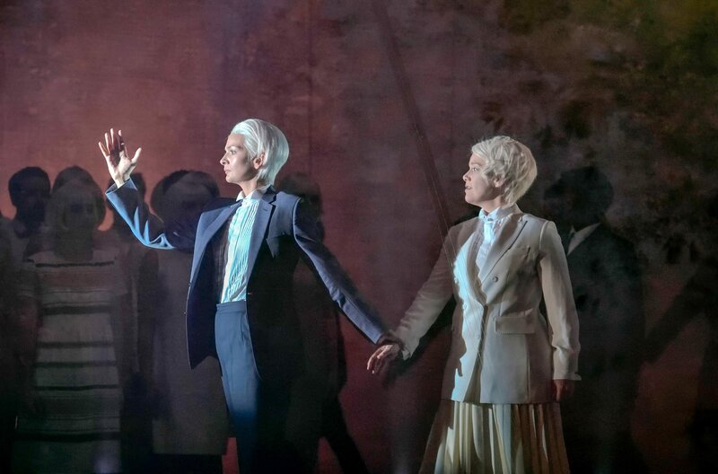 Für seine Inszenierung in der Opéra Comique in Paris hat Aurélien Bory eine wahre Traumbesetzung zusammengestellt: eine herzzerreißende Marianne Crebassa als Orpheus (li.) an der Seite von Hélène Guilmette als Eurydike (re.). – Bild: arte