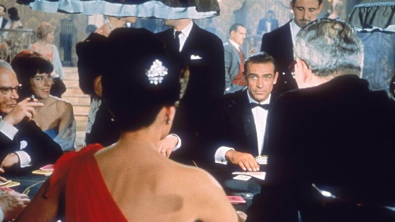 Im Casino trifft Geheimagent 007 James Bond (Sean Connery) das erste Mal auf Sylvia Trench (Eunice Gayson). – Bild: MG RTL D /​ (c) 1962 Danjaq