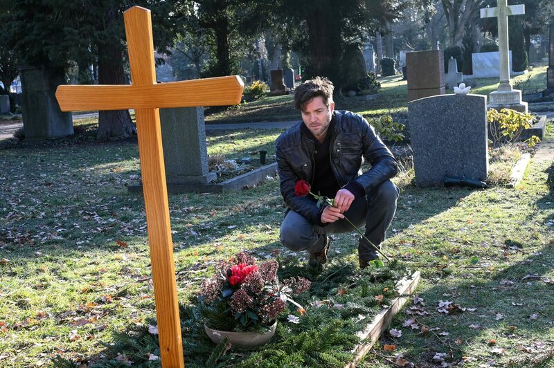 Jo Stoll (Peter Ketnath) trauert an Henriettes Grab und macht sich schwere Vorwürfe. – Bild: Sky Krimi