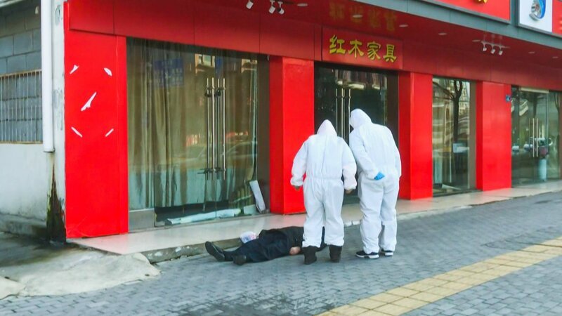 Erste Informationen über das neue Coronavirus in China sickern erst in den sozialen Medien durch. Innerhalb von Minuten weiß die Welt vom Ausbruch der Krankheit. – Bild: ZDF und Marc Bader./Marc Bader Erste Informationen über das neue Coronavirus in China sickern erst in den sozialen Medien durch. Innerhalb von Minuten weiß die Welt vom Ausbruch der Krankheit. – Bild: ZDF und Marc Bader./Marc Bader