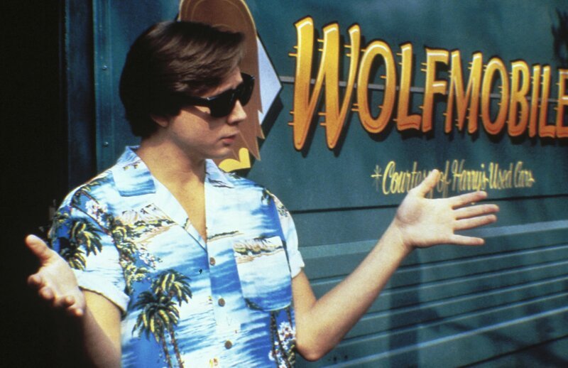 Rupert ‚Stiles‘ Stilinski (Jerry Levine) unterwegs mit dem „Wolfmobile“: Sein bester Freund kann sich in einen Werwolf verwandeln und setzt dadurch riesige Kräfte frei. Klar, dass Rupert auch am Ruhm teilhaben will. – Bild: TMG