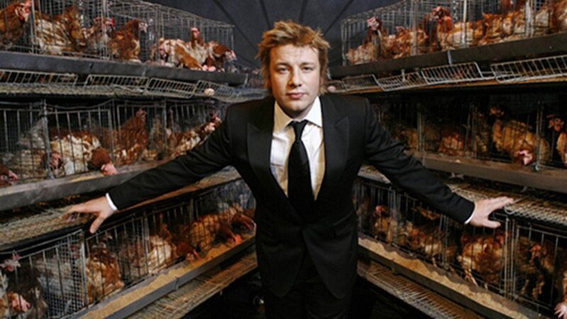 Jamie Oliver lädt zu einem Gala-Dinner der etwas anderen Art: Auf drastische Weise demonstriert er, unter welch grausamen Bedingungen Hühner leben und sterben müssen, nur damit wir etwas zu essen auf dem Teller haben. – Bild: TVNOW Die Verwendung des RTL Living-Bildmaterials ist nur zur redaktionellen Berichterstattung im Zusammenhang mit der jeweiligen Sendung unter Angabe der Credits/Quellenangabe und Beachtung der unter Jamie Oliver lädt zu einem Gala-Dinner der etwas anderen Art: Auf drastische Weise demonstriert er, unter welch grausamen Bedingungen Hühner leben und sterben müssen, nur damit wir etwas zu essen auf dem Teller haben. – Bild: TVNOW Die Verwendung des RTL Living-Bildmaterials ist nur zur redaktionellen Berichterstattung im Zusammenhang mit der jeweiligen Sendung unter Angabe der Credits/Quellenangabe und Beachtung der unter