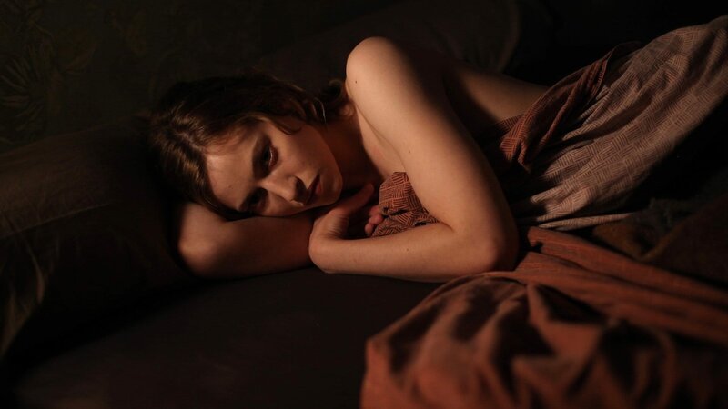 Claire (Lou de Laâge) – Bild: 2020 Tiberius Film