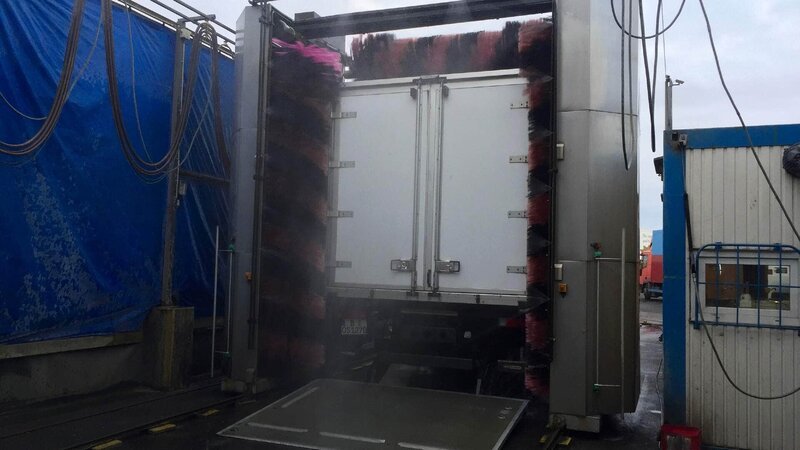 Nachts herrscht Hochbetrieb auf dem Berliner Großmarkt. Während die Millionenstadt schläft, sorgen 300 Händler dafür, dass Lebensmittel aus allen Teilen der Welt zu ihren Kunden gelangen. Pro Jahr werden hier rund 600.000 Tonnen Waren umgeschlagen – eine logistische Herausforderung. Auf dem 35 Hektar großen Gelände gibt es nichts, was es nicht gibt. – Bild: TVNOW /​ Filmreif TV Die Verwendung des Bildmaterials der Mediengruppe RTL Deutschland ist nur zur redaktionellen Berichterstattung im Zusammenhang mit der jeweiligen Sendung unter Angabe der Credits/​Q