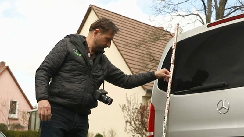 Versicherer zweifeln oft an den Aussagen von Kfz-Gutachten und streichen Zahlungen – scheinbar willkürlich. – Bild: ZDF und Florian Stege./Florian Stege Versicherer zweifeln oft an den Aussagen von Kfz-Gutachten und streichen Zahlungen – scheinbar willkürlich. – Bild: ZDF und Florian Stege./Florian Stege