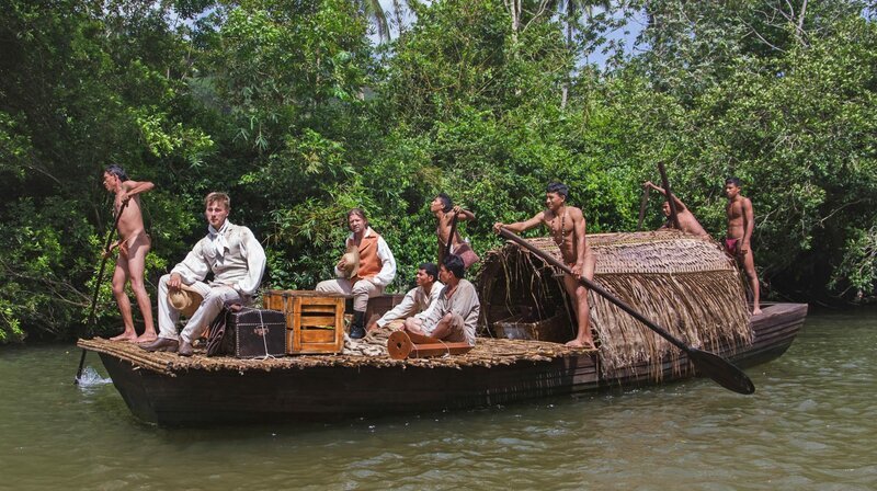 Humboldt (Timmi Trinks) und Bonpland (Kornel Doman) auf einem Boot auf dem Orinoco River. – Bild: phoenix/​ZDF/​arte