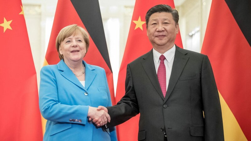 Freundliches Händeschütteln: Angela Merkel und Staats- und Parteichef Xi Jinping beim Besuch der Bundeskanzlerin in der Volksrepublik China. – Bild: ZDF und Michael Kappeler/​dpa./​Michael Kappeler/​dpa