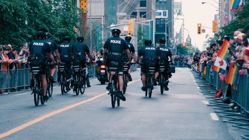 Das kanadische Toronto zeigt sich im Rahmen der Gay-Parade weltoffen und liberal. Doch die Polizei steht in der Kritik: Wie kann der Serienmörder Bruce McArthur fast ein Jahrzehnt langt unentdeckt morden? – Bild: ZDF und Michael Del Monte./​Michael Del Monte