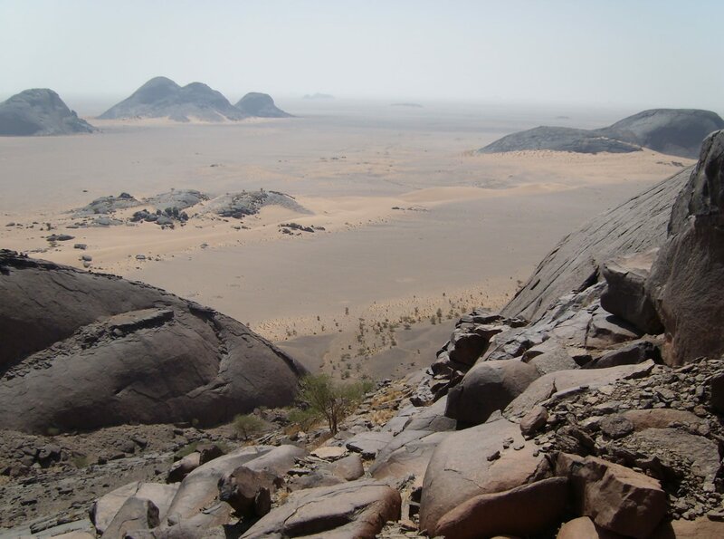 hr-fernsehen WESTSAHARA – DIE VERGESSENE WÜSTE, Ein Film von Wolfram Schiebener, am Mittwoch (25.07.12) um 14:30 Uhr. Blick auf die Granit-Inselberge von Leshouat. – Bild: HR/​WDR/​W. Schiebener