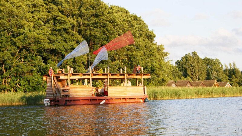 Eine Truppe von Gauklern befährt die Mecklenburger Seen im Sommer mit einem selbstgebauten Floß. – Bild: Geo Television /​ © NDR Naturfilm 2007 Die Verwendung des Materials von RTL Deutschland ist nur zur redaktionellen Berichterstattung im Zusammenhang mit der Sendung unter Angabe der Credits/​Quellenanga