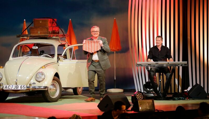20 Jahre steht Jürgen Beckers genannt Hausmann jetzt auch außerhalb des Karnevals auf der Bühne, als Komiker und Kabarettist, 20 Jahre gemeinsam mit seinem Musiker Harald Claßen (r). – Bild: WDR/​Dirk Borm