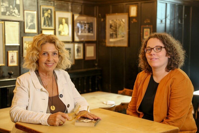 Michaela May (links) im Gespräch mit der Literaturwissenschaftlerin Laura Mokrohs (LMU München) über Franziska Gräfin zu Reventlow. – Bild: BR