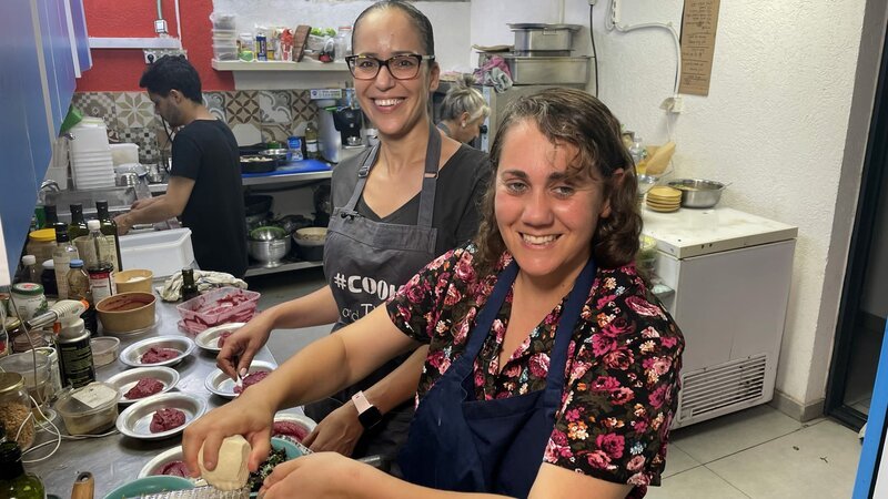 Kochen f¸r den Frieden: Muzna und Dafni bringen mit ihrem Unternehmen „Sir Lasalam“ ihre zerstrittenen Landsleute an einen Tisch. – Bild: ZDF und Florian Henkel