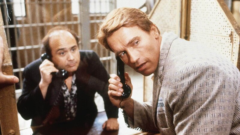 Sie sehen aus wie Pat und Patachon und sind doch Brüder – Zwillinge sogar: Julius (Arnold Schwarzenegger) und Vincent (Danny DeVito, l.). – Bild: TVNOW Sie sehen aus wie Pat und Patachon und sind doch Brüder – Zwillinge sogar: Julius (Arnold Schwarzenegger) und Vincent (Danny DeVito, l.). – Bild: TVNOW