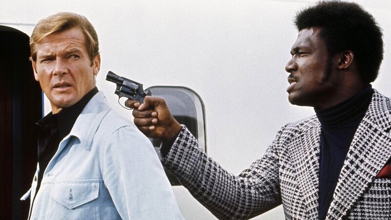 James Bond (Roger Moore, l.), Adam (Tommy Lane) – Bild: TVNOW /​(c) 1973 Danjaq