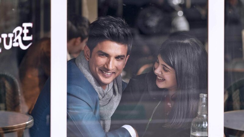 Immanuel ‚Manny‘ Rajkumar (Sushant Singh Rajput) und Kizi Basu (Sanjana Sanghi) Die Verwendung des sendungsbezogenen Materials ist nur mit dem Hinweis und Verlinkung auf TVNOW gestattet. – Bild: RTL/​ (c) MT Trading GmbH Bolly_Love.txt Die Verwendung des Materials von RTL Deutschland ist nur zur redaktionellen Berichterstattung im Zusammenhang mit der Sendung unter Angabe der Credits/​Quellenan