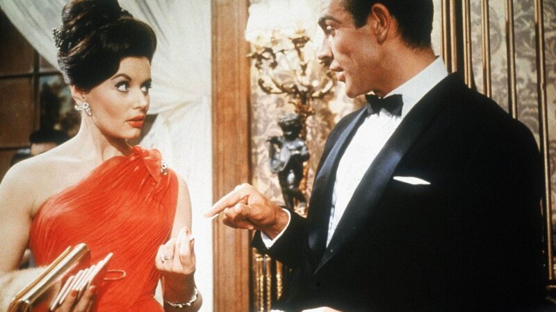Sylvia Trench (Eunice Gayson) hat sich in das Apartment von James Bond (Sean Connery) geschlichen … – Bild: TVNOW / © 1962 Danjaq Sylvia Trench (Eunice Gayson) hat sich in das Apartment von James Bond (Sean Connery) geschlichen … – Bild: TVNOW / © 1962 Danjaq