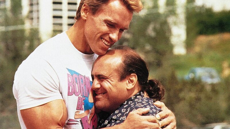 Vincent (Danny DeVito) bleibt die Spucke weg. Der muskelbepackte Julius (Arnold Schwarzenegger, l.) soll sein verschollener Zwillingsbruder sein? – Bild: TVNOW Vincent (Danny DeVito) bleibt die Spucke weg. Der muskelbepackte Julius (Arnold Schwarzenegger, l.) soll sein verschollener Zwillingsbruder sein? – Bild: TVNOW