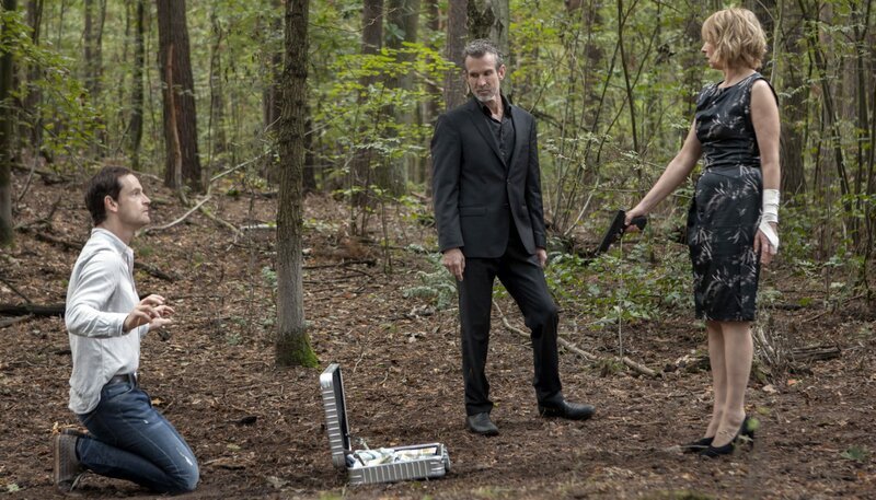 Vom Opfer zum Racheengel: Karen (Corinna Harfouch) hat sich mit dem Killer Bruno (Ulrich Matthes) verbündet und möchte sich an ihrem Mann Georg (Jörg Hartmann, li.) rächen. – Bild: ARD Degeto/Conny Klein Vom Opfer zum Racheengel: Karen (Corinna Harfouch) hat sich mit dem Killer Bruno (Ulrich Matthes) verbündet und möchte sich an ihrem Mann Georg (Jörg Hartmann, li.) rächen. – Bild: ARD Degeto/Conny Klein
