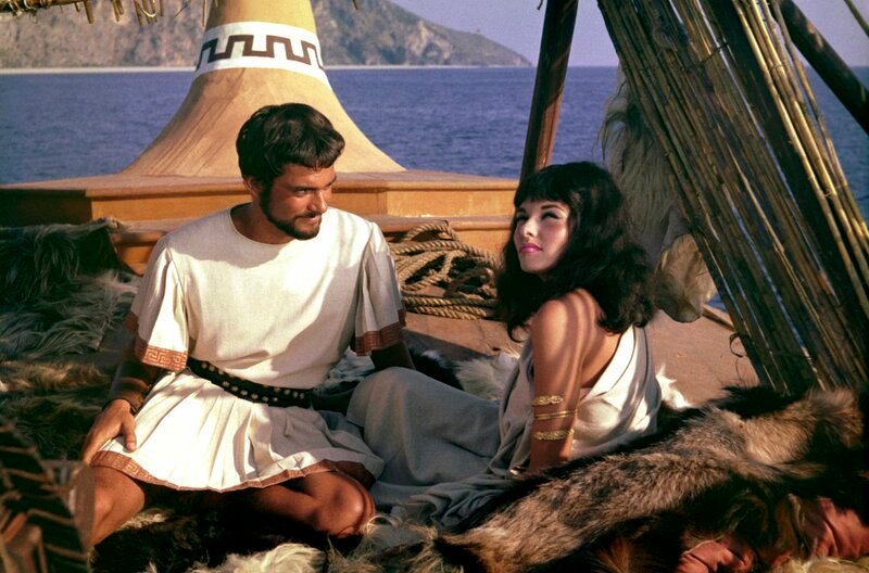 Jason (Todd Armstrong) rettet Medea (Nancy Kowack), die als einzige den Untergang ihres Schiffes überlebt hat. – Bild: MDR /​ Sony 1963, renewed 1991 Columbia Pictures Industries, Inc. All Rights Reserved