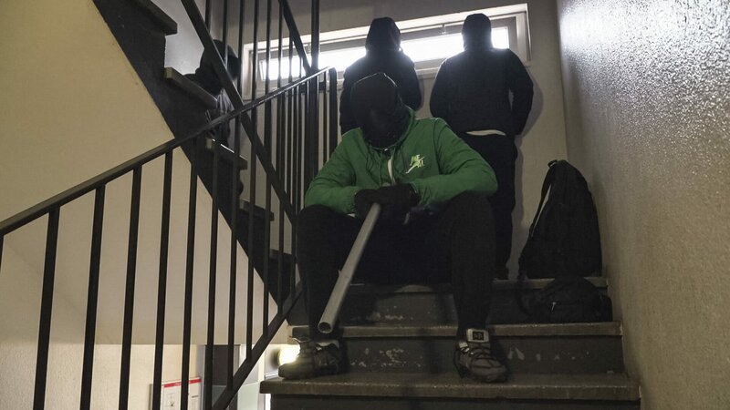 Die Mitglieder der Jugendbanden im Großraum Paris werden immer jünger und gewaltbereiter. – Bild: ZDF und Glenn L’Yvonnet & Karim Ouaffi./​Glenn L’Yvonnet & Karim Ouaffi