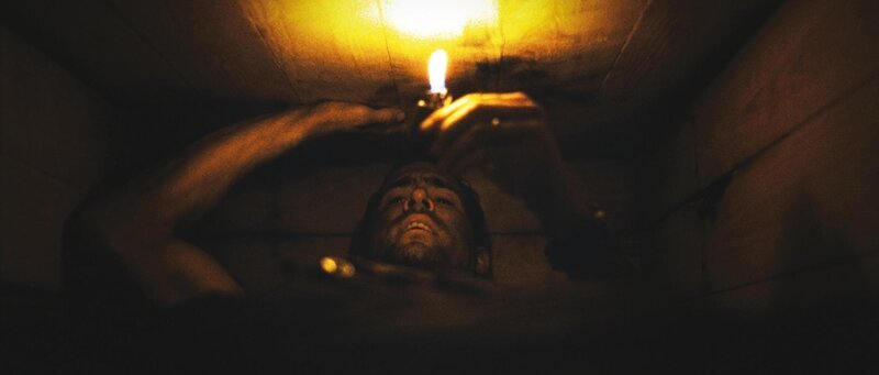 Der Amerikaner Paul Conroy (Ryan Reynolds) fährt im Irak Hilfsgüter aus, bis sein Konvoi von einer Gruppe Unbekannter überfallen wird. Als er aufwacht, findet er sich in dem dunklen Sarg wieder – mit seinem Handy und seinem Zippo-Feuerzeug … – Bild: ATV2