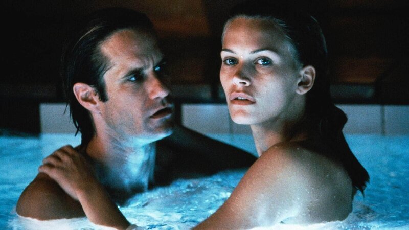 Sil (Natasha Henstridge) macht sich mit den menschlichen Verhaltensweisen vertraut. Sie verführt John (Whip Hubley) … – Bild: TVNOW