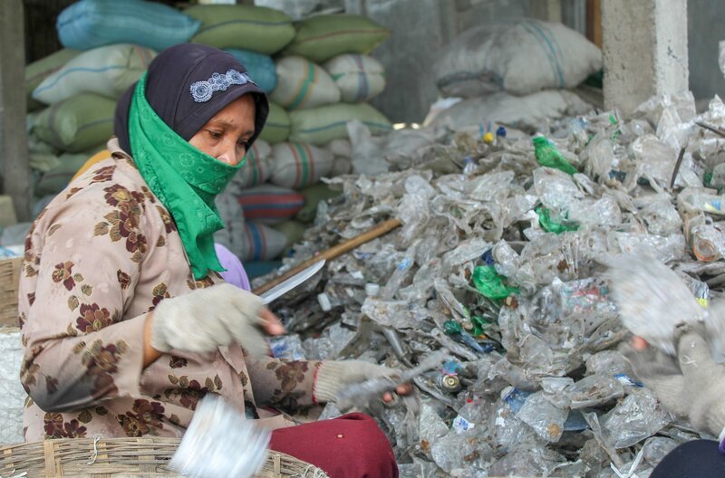 Eine Müllsammlerin in den Müllbergen von Bangun, Indonesien – Bild: Sonam Rinzin/​Radio Bremen /​ Eine Müllsammlerin in den Müllbergen von Bangun, Indonesien
