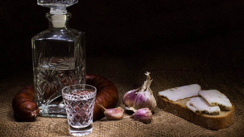 Wer in Russland Urlaub macht, wird kaum am Nationalgetränk vorbeikommen. Wodka wird traditionsgemäß zu deftigen Speisen verzehrt. – Bild: BILD