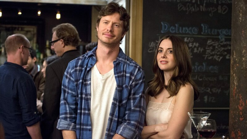 Lucy (Alison Brie) und Tom (Anders Holm) – Bild: 2015 Warner Bros. Entertainment Inc. © 2015 Warner Bros. Entertainment Inc. Lucy (Alison Brie) und Tom (Anders Holm) – Bild: 2015 Warner Bros. Entertainment Inc. © 2015 Warner Bros. Entertainment Inc.