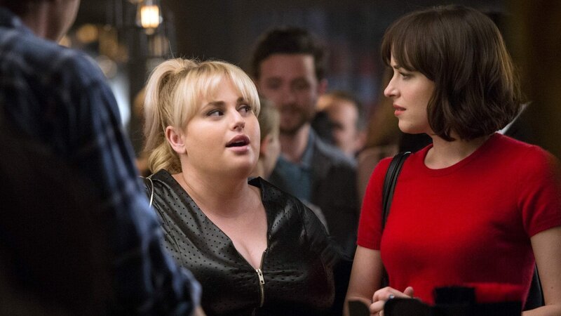 Robin (Rebel Wilson, li.) und Alice (Dakota Johnson, re.) – Bild: 2015 Warner Bros. Entertainment Inc. © 2015 Warner Bros. Entertainment Inc. Robin (Rebel Wilson, li.) und Alice (Dakota Johnson, re.) – Bild: 2015 Warner Bros. Entertainment Inc. © 2015 Warner Bros. Entertainment Inc.